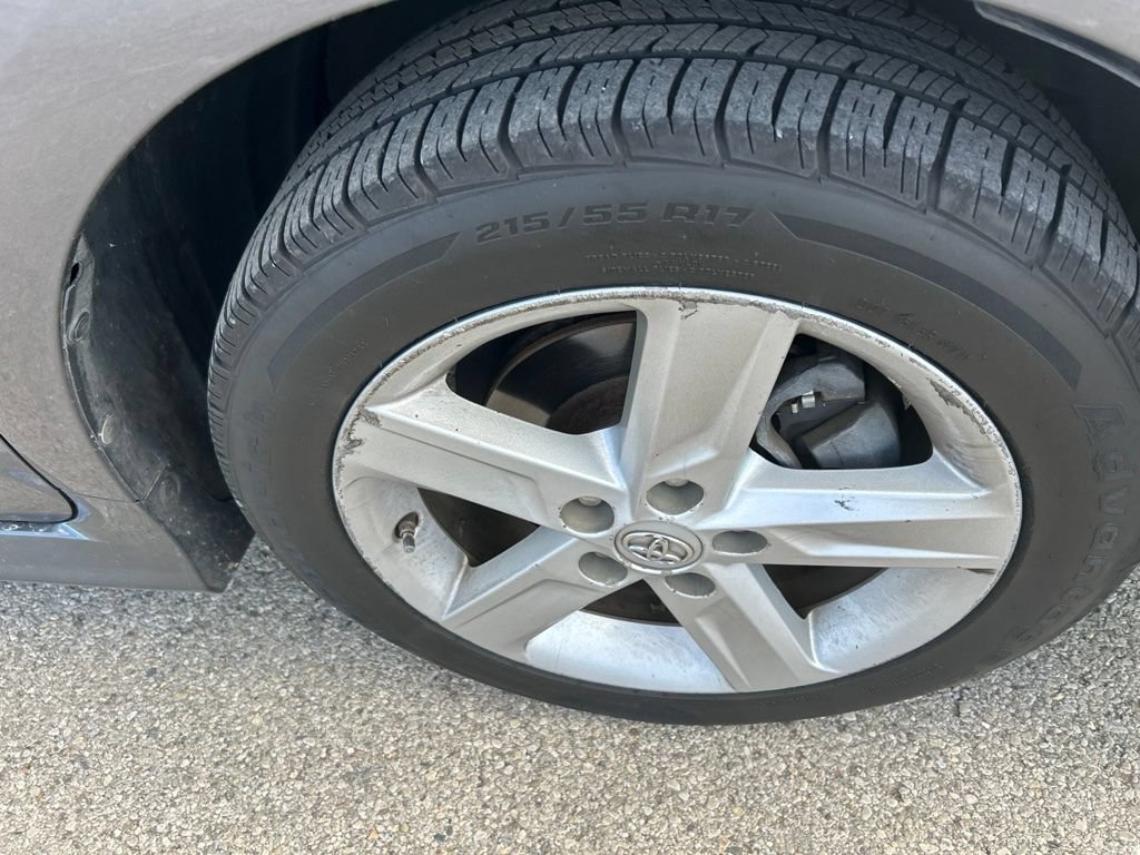 Used 2014 Magnetic Gray Metallic Toyota SE image 13