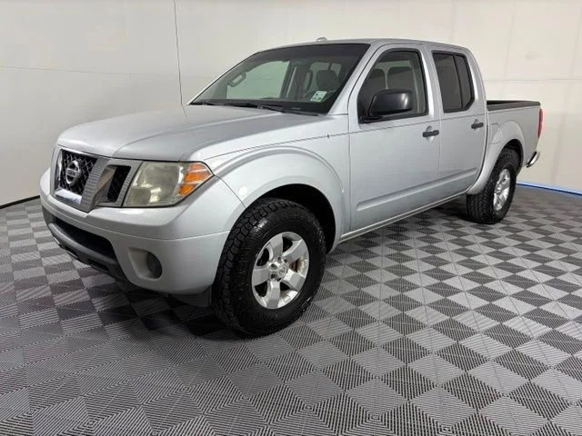 Used 2013 Silver Nissan SV image 3