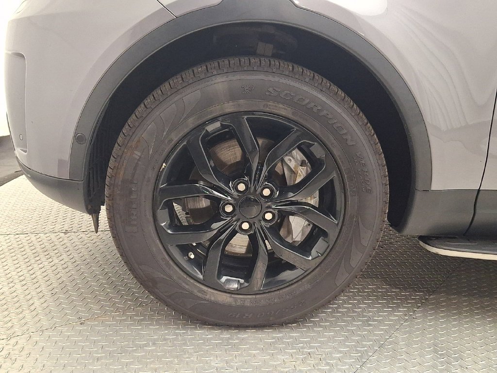 Used 2020  Land Rover SE image 8