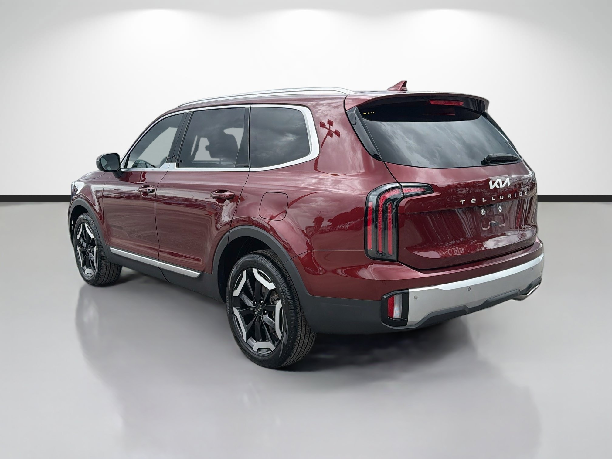Used 2024 Dawning Red Kia EX image 3