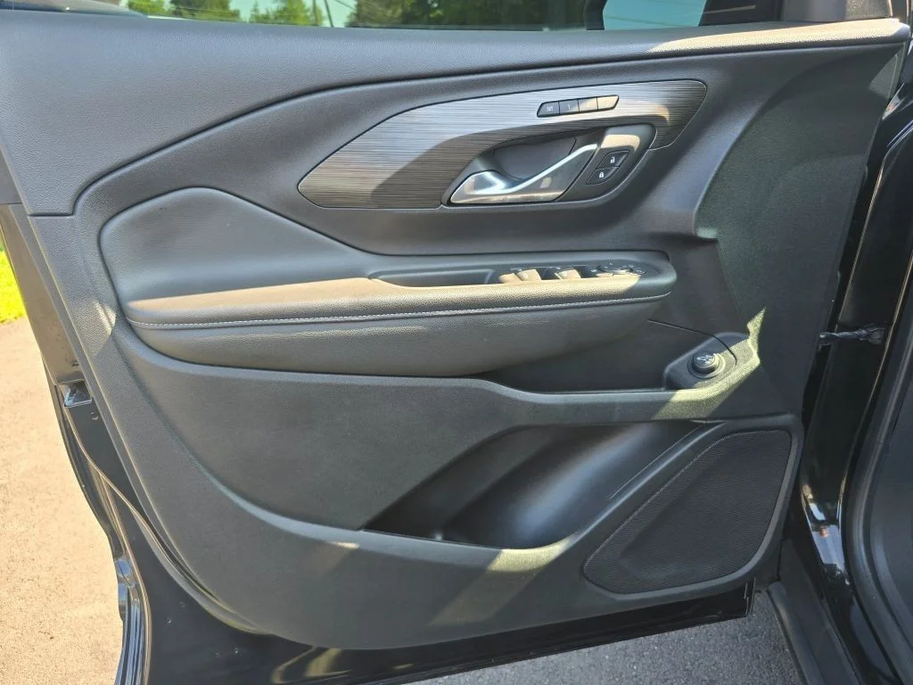 Used 2022 Ebony Twilight Metallic GMC FWD 4dr SLT Elevation Edition with Skyscape Power Sunroof image 10