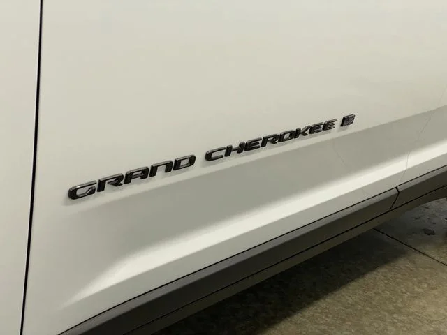 New 2025 Bright White Clear-Coat Exterior Paint Jeep Altitude X image 37