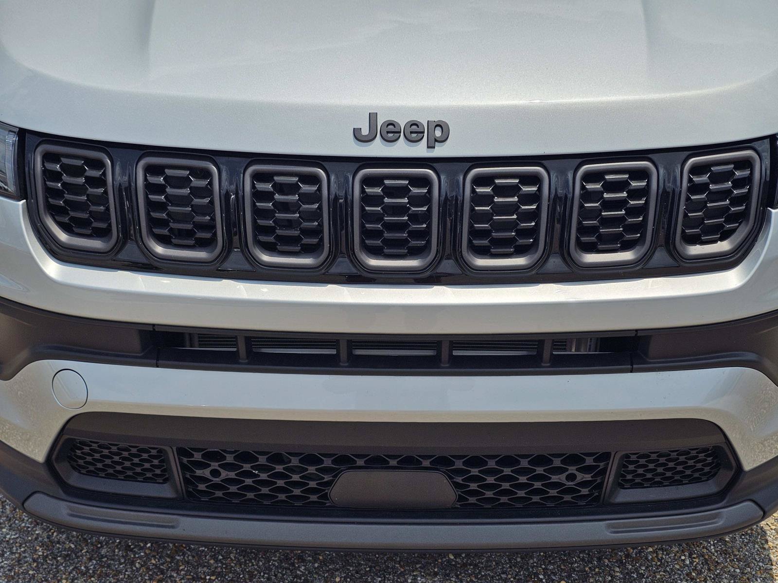 New 2026 Silver Zynith Metallic Clearcoat Jeep Latitude Altitude image 3