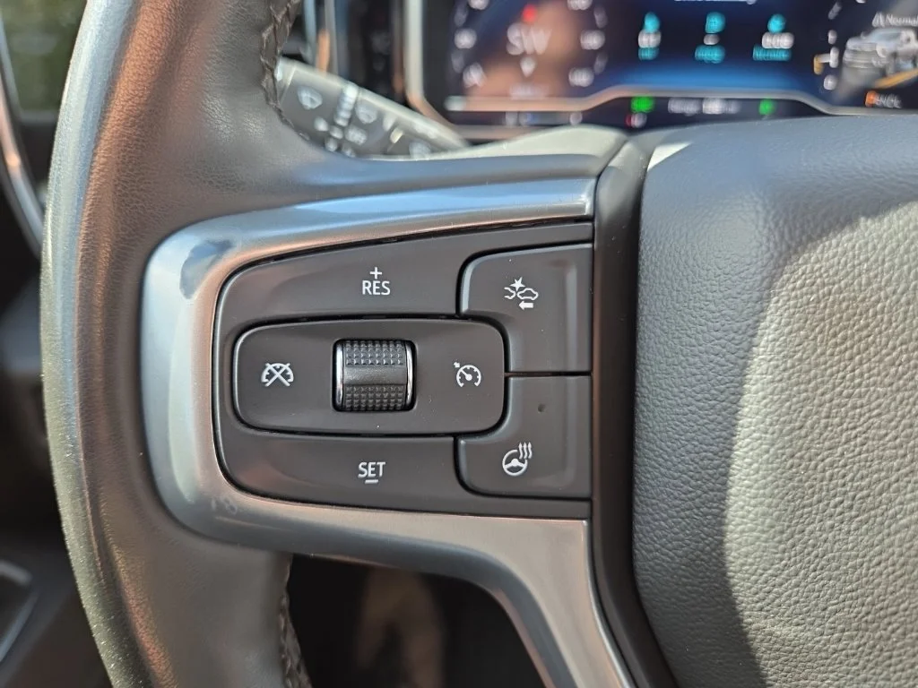 Used 2025 White Chevrolet LT image 32