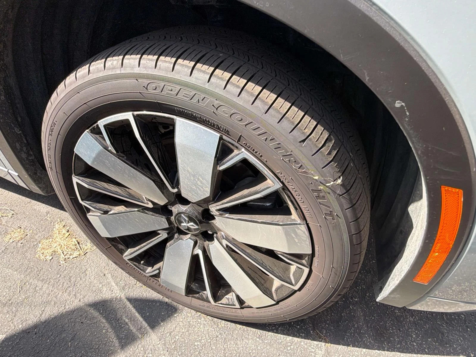 Used 2025 Graphite Gray Mitsubishi SEL image 4