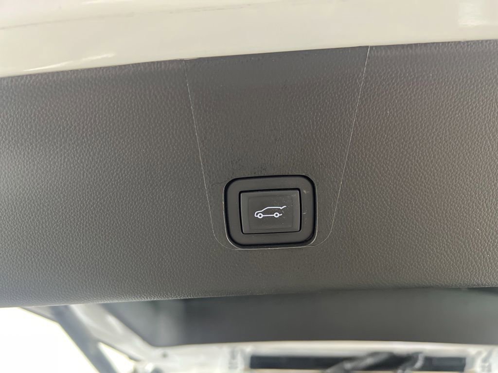 Used 2023 Iridescent Pearl Tricoat Chevrolet LT Cloth image 5