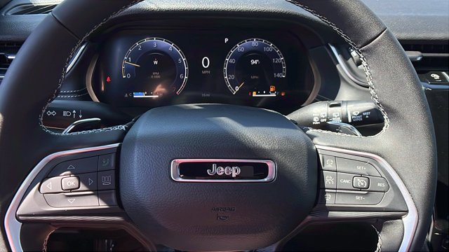 New 2026 Bright White Clear-Coat Exterior Paint Jeep Laredo image 29
