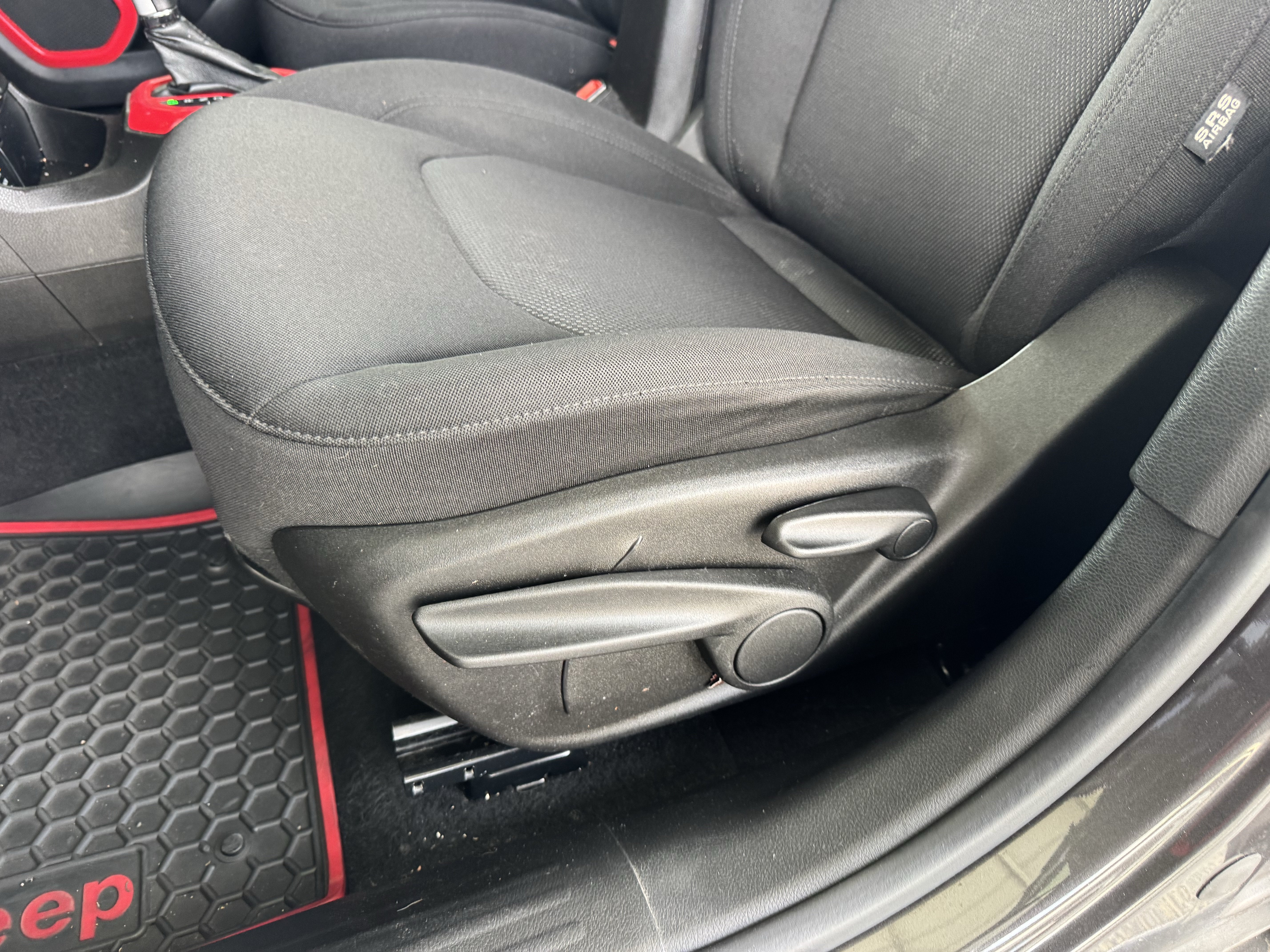 Used 2017 Gray Jeep Latitude 4x4 image 14