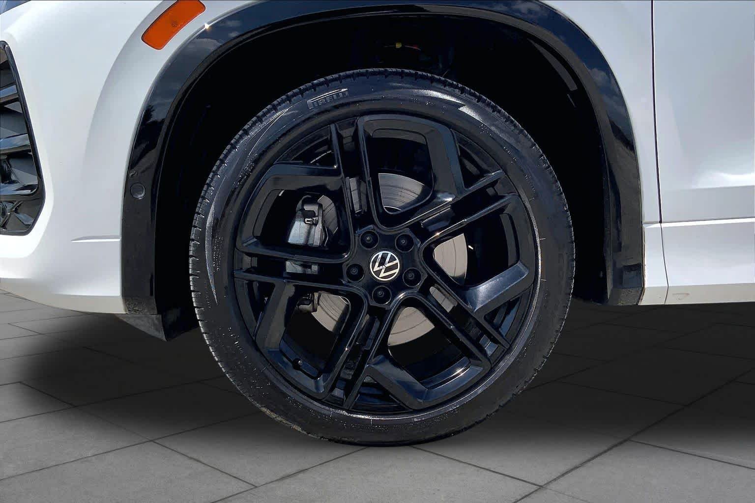 Used 2025  Deep Black Roof Volkswagen SE R-Line Black image 11