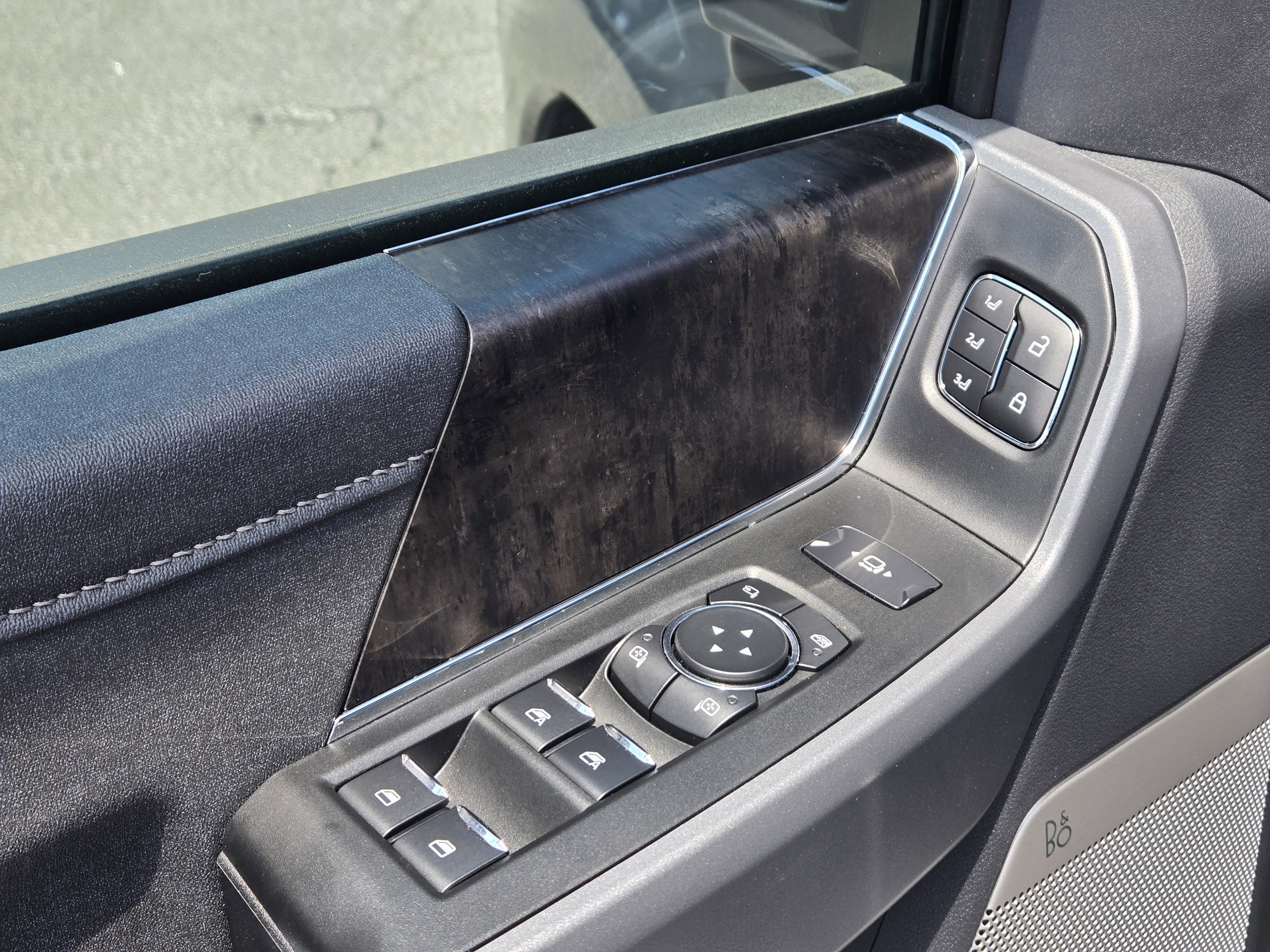 Used 2024 Carbonized Gray Metallic Ford Lariat image 17