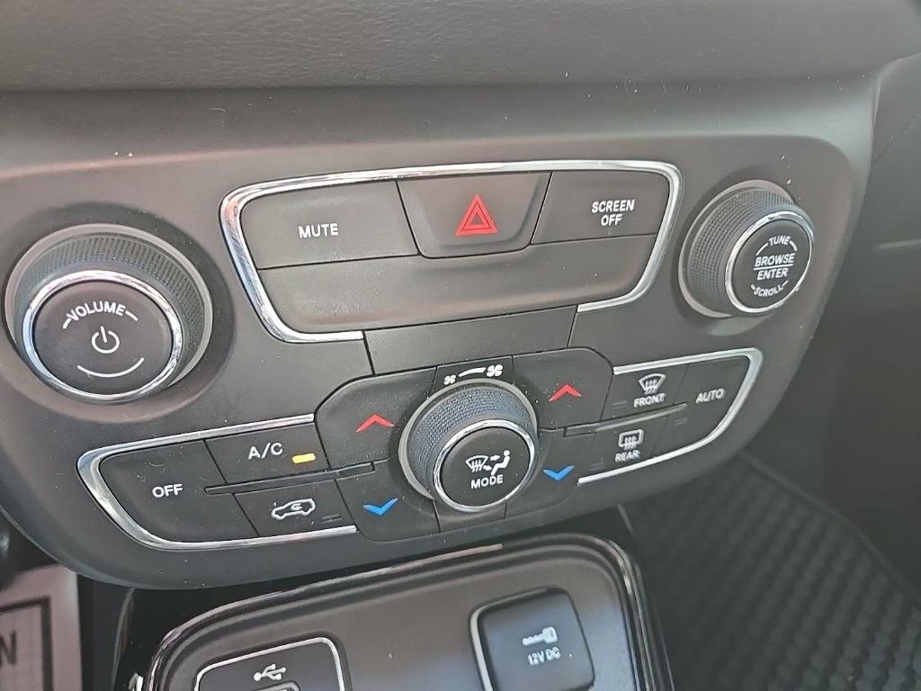 Used 2018 White Jeep Latitude image 54