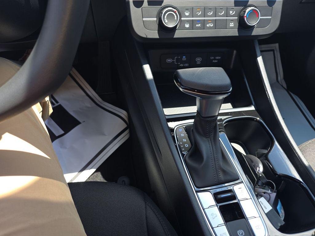 New 2026 Black Hyundai SE FWD image 20