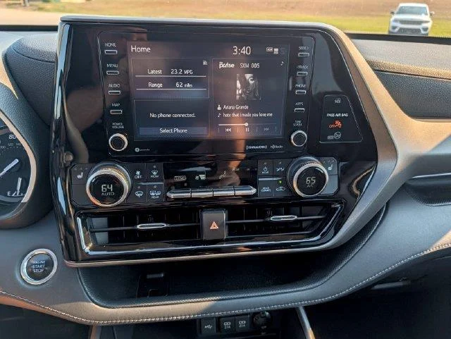 Used 2020 White Toyota XLE image 18