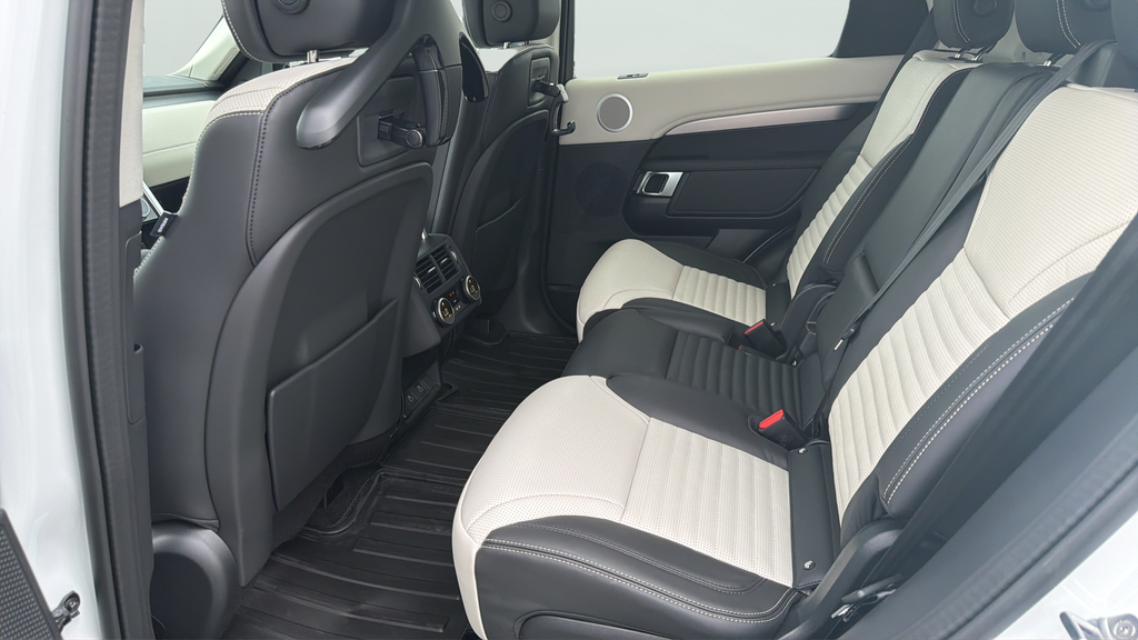 New 2026 Fuji White Land Rover Dynamic SE image 18