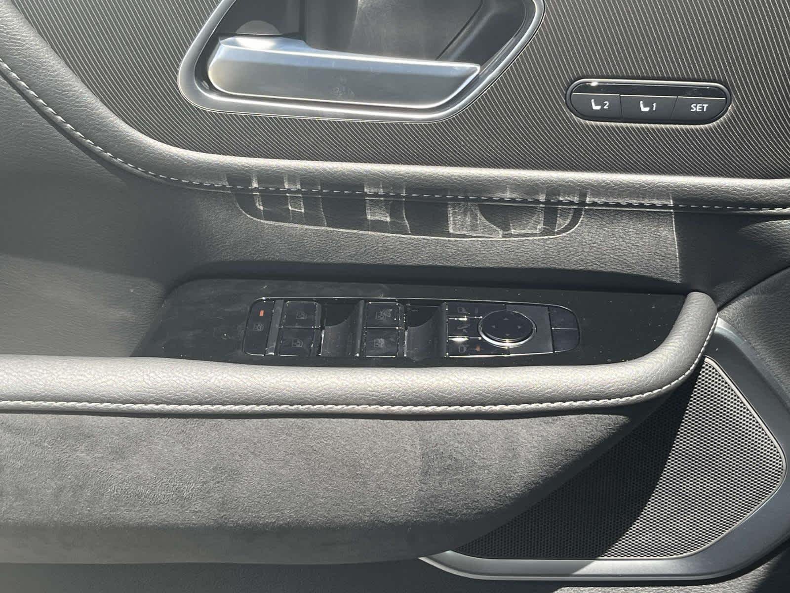 New 2027 Radiant White INFINITI LUXE image 32