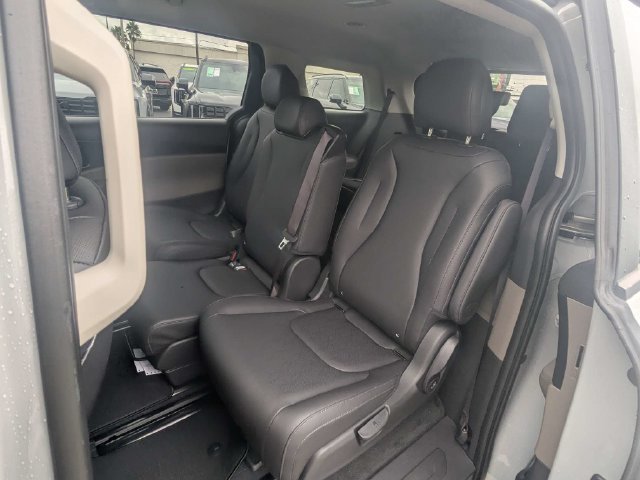New 2027 Ceramic Silver Kia LXS image 14
