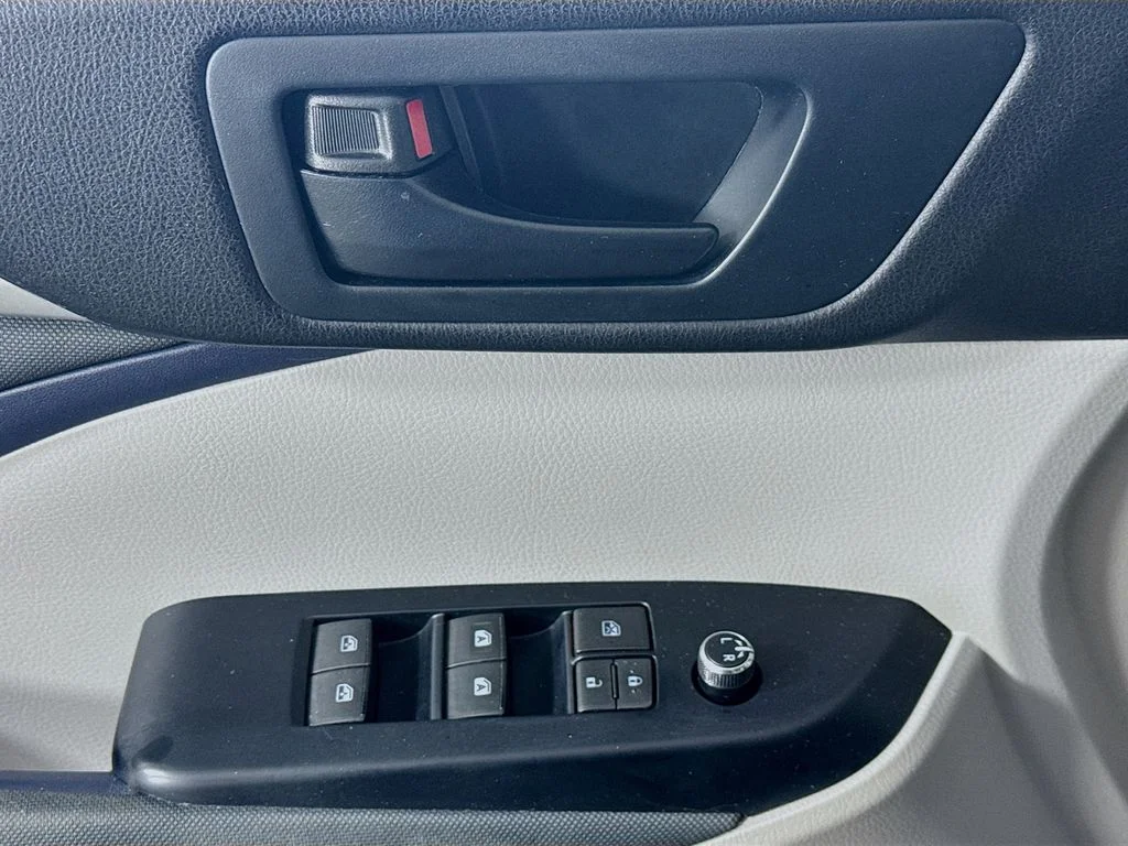 Used 2015 Silver Toyota LE image 20