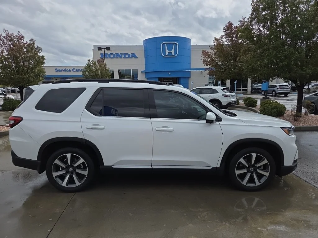 Certified Used 2024 Platinum White Pearl Honda AWD ELITE image 4