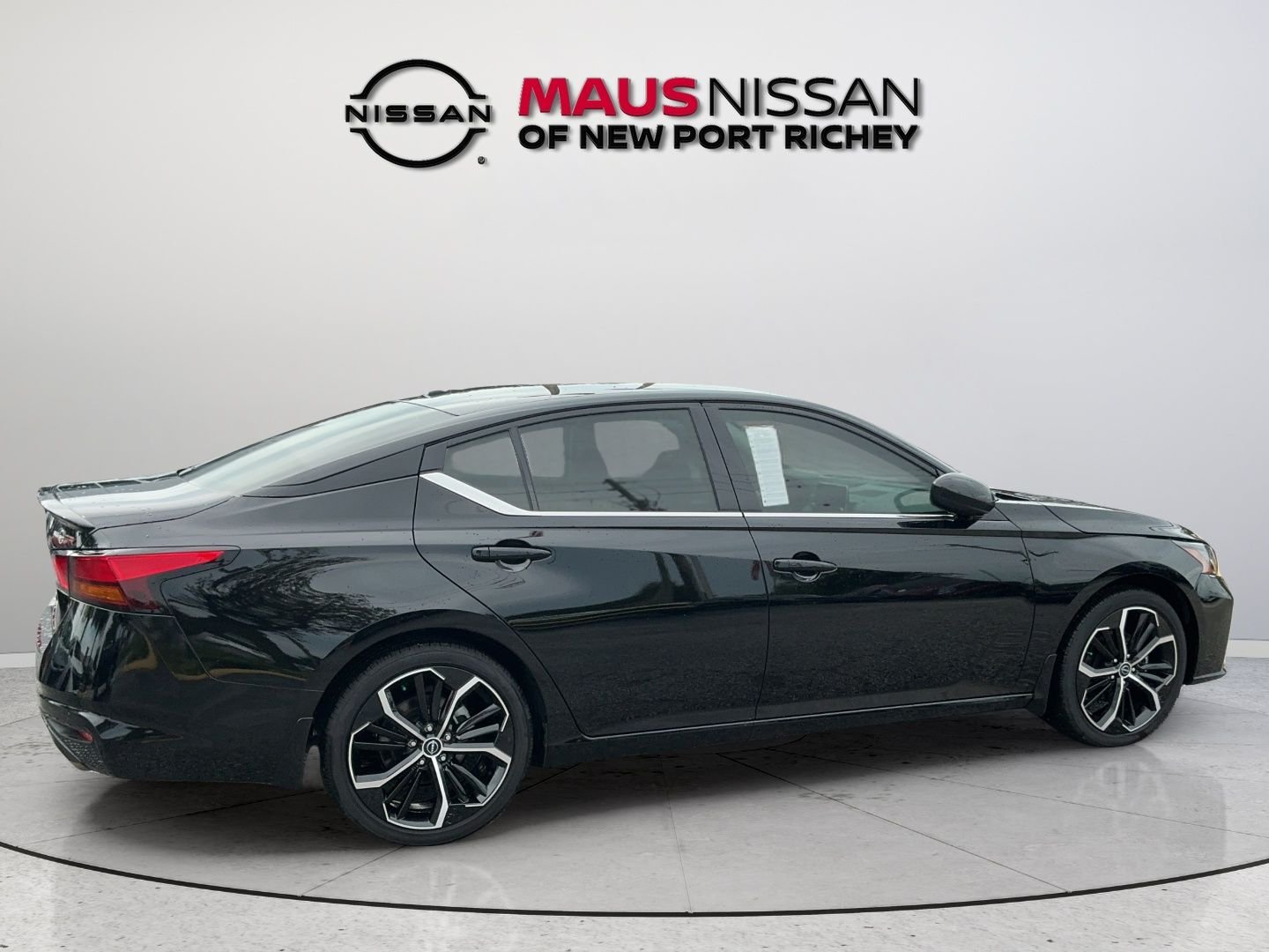 Used 2025 Super Black Nissan 2.5 SR image 11
