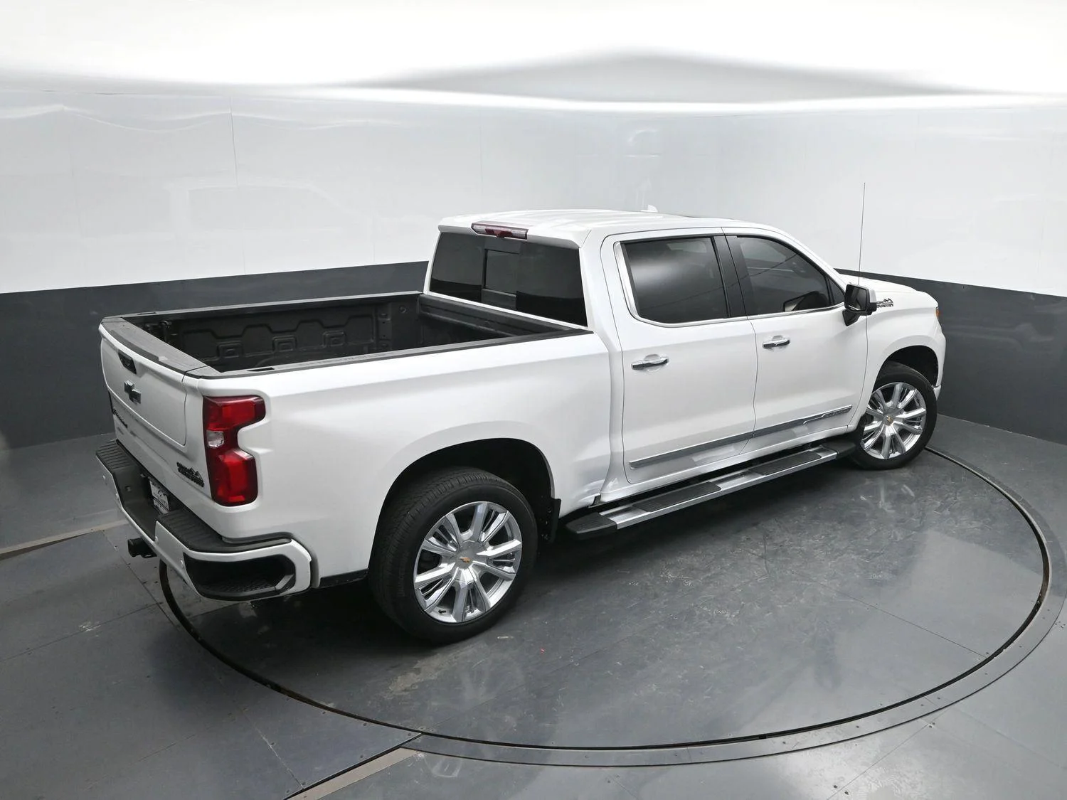 Used 2023 Iridescent Pearl Tricoat Chevrolet High Country image 43