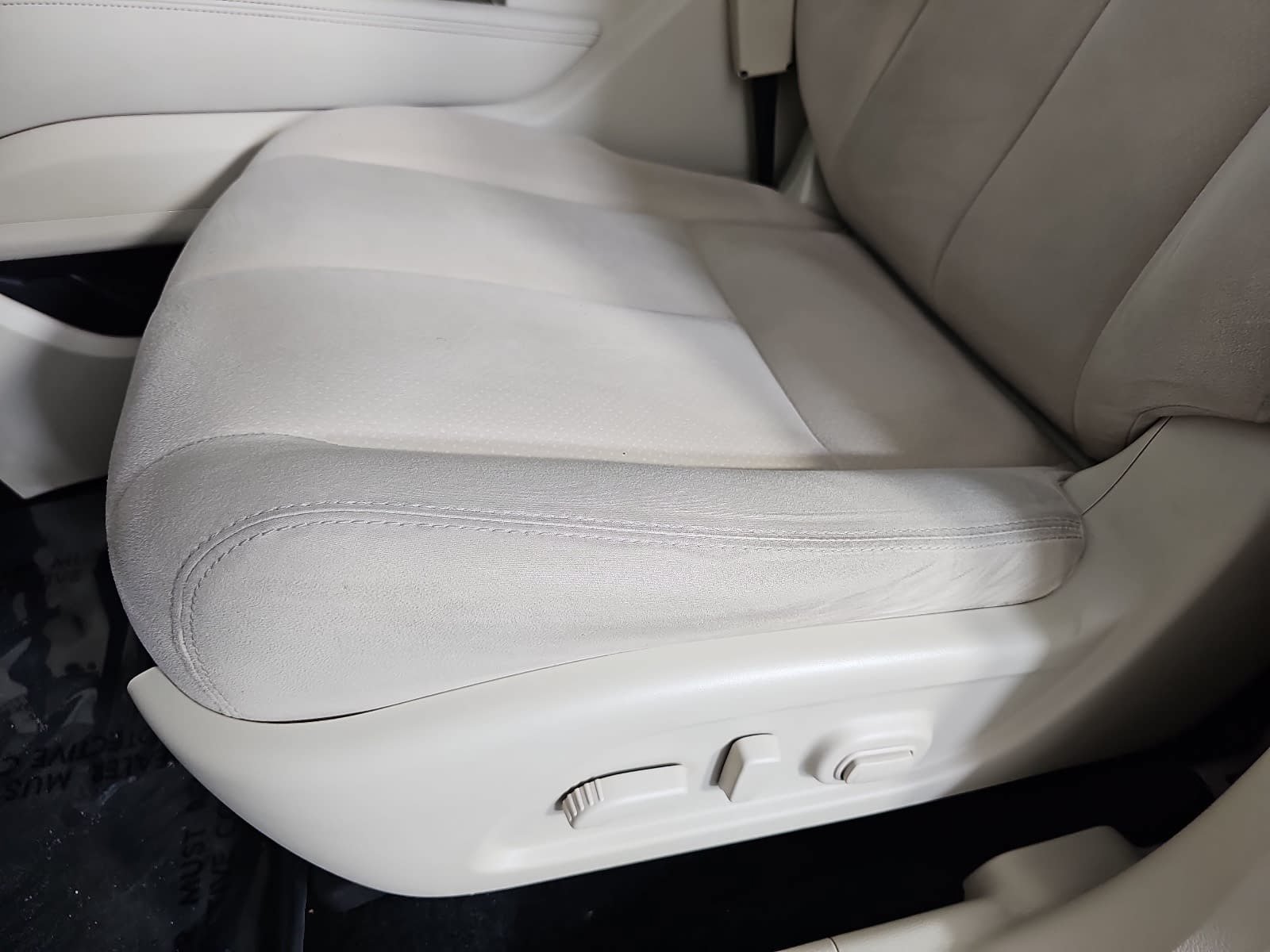 Used 2019 White Nissan SV image 27
