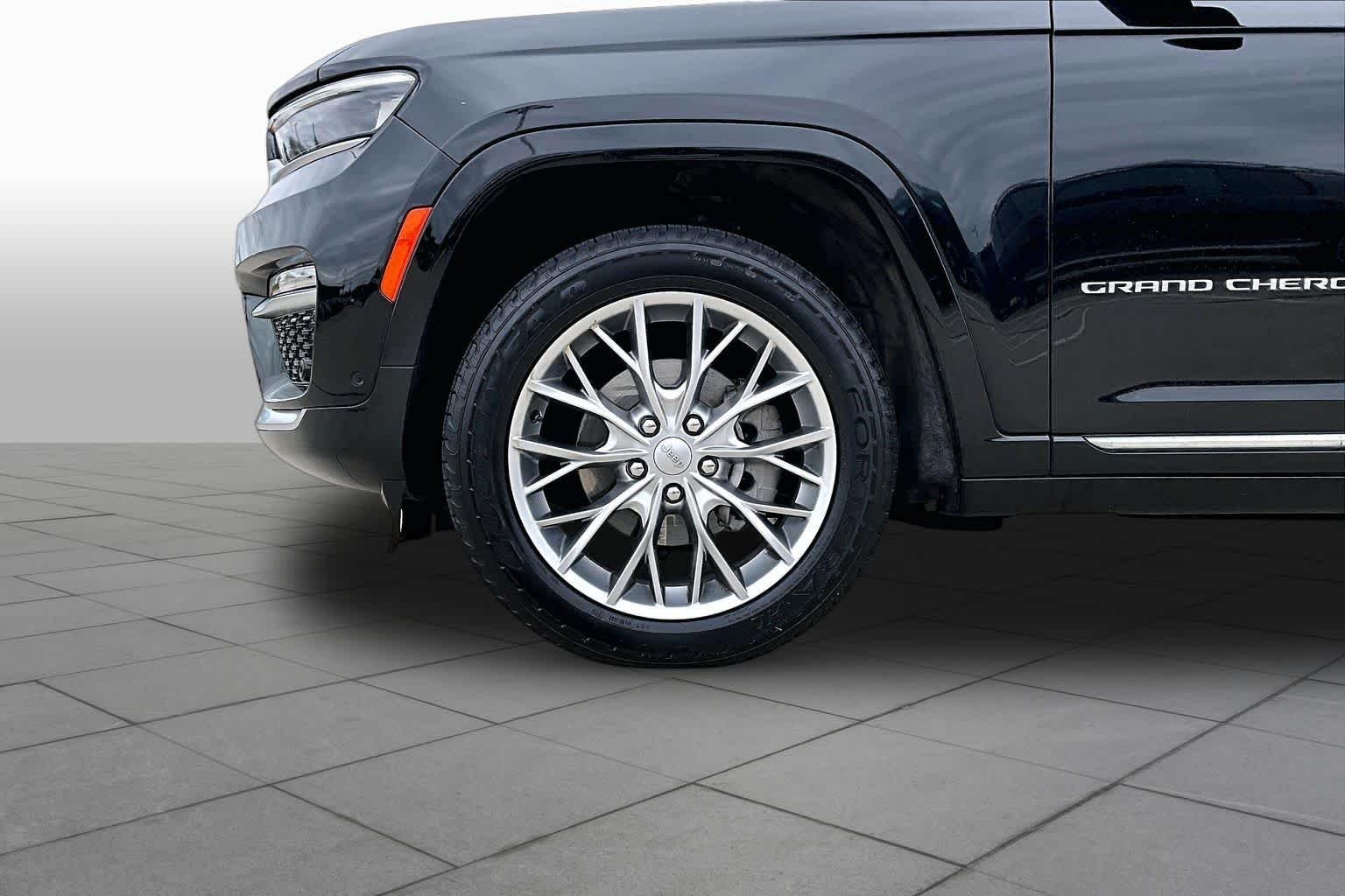 Used 2023 Diamond Black Crystal Pearlcoat Jeep Summit image 11