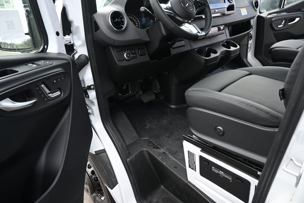 Used 2026 Arctic White Mercedes-Benz Cargo 170 WB image 7