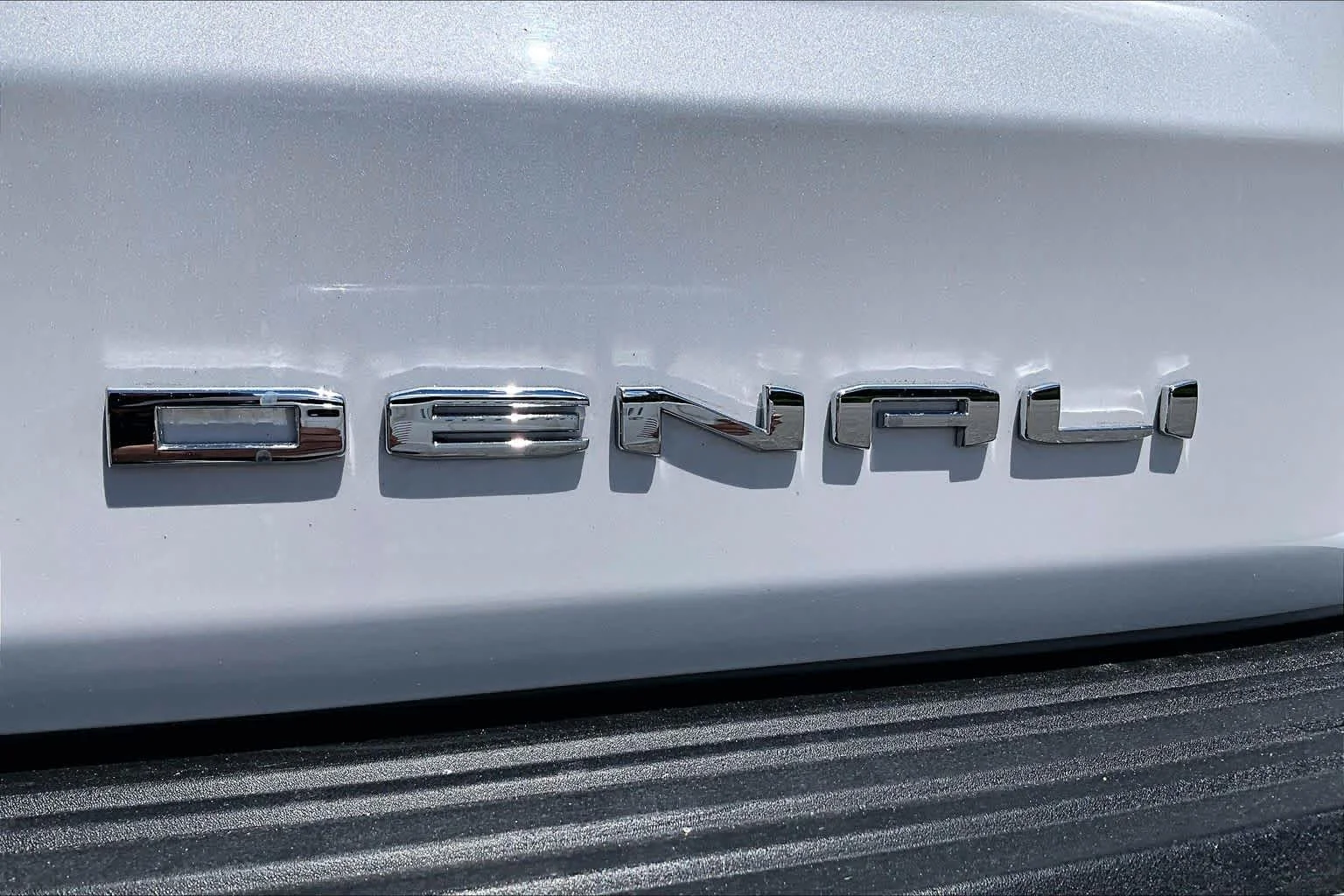 Used 2023 White Frost Tricoat GMC Denali Ultimate image 10