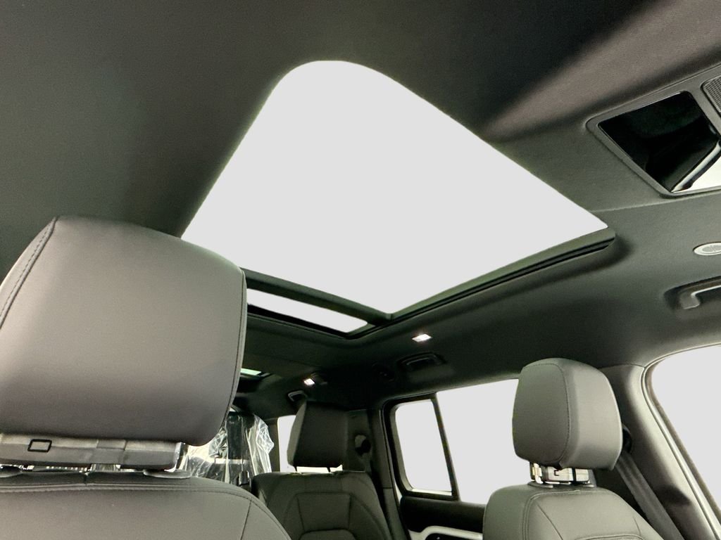 Used 2026 Fuji White Land Rover S image 18