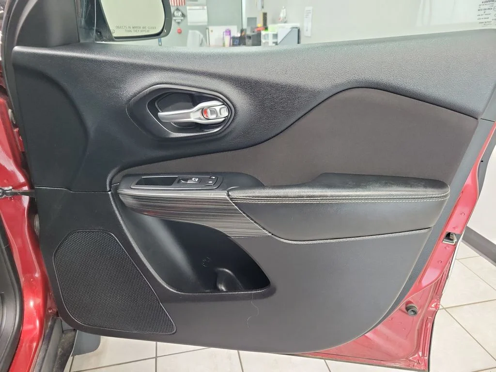 Used 2015 Red Jeep Latitude image 17