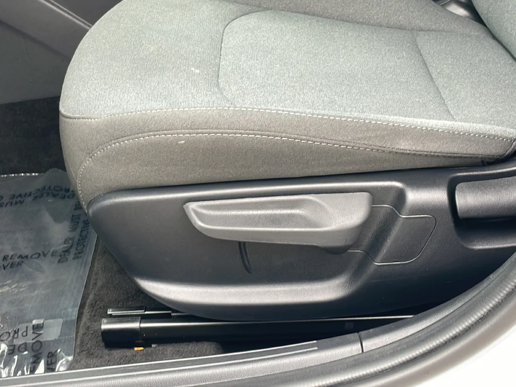 Used 2025 White Kia LXS image 18