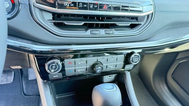 New 2026 Bright White Clearcoat Jeep Latitude image 22
