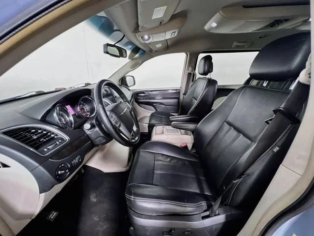 2013 Chrysler Town & Country Touring - Photo 10