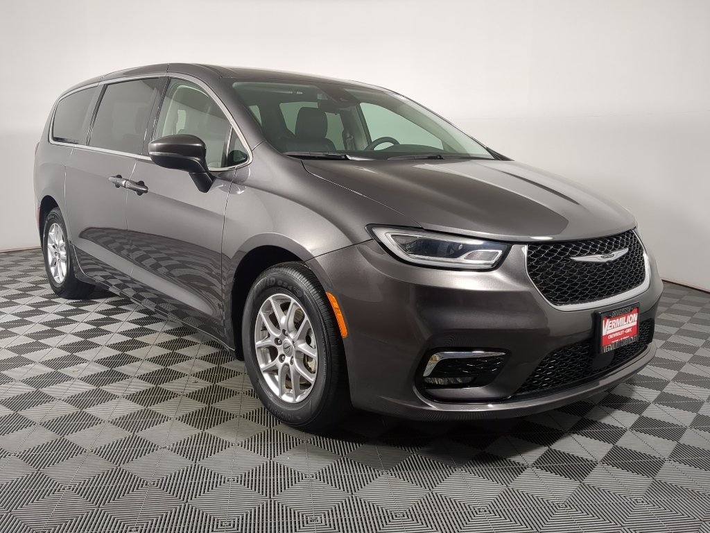2023 Chrysler Pacifica Touring L's photo