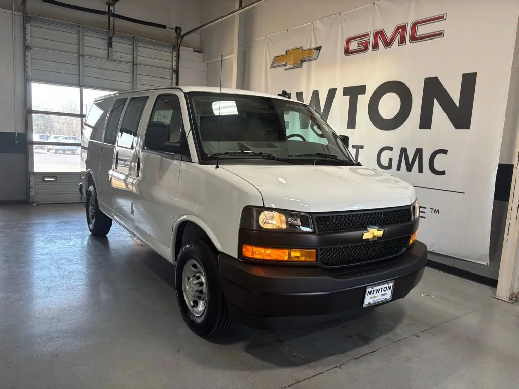 New 2025 Summit White Chevrolet WT image 2