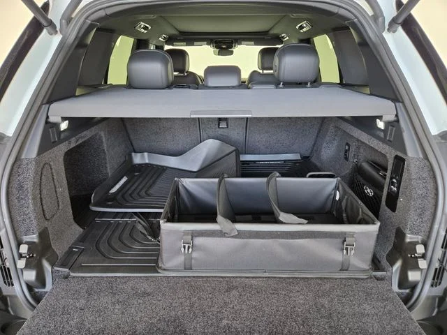 Used 2024  Land Rover SE image 14