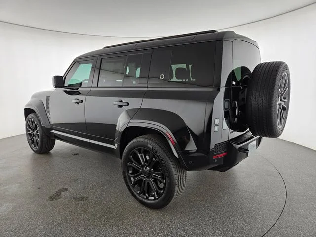 New 2026 Narvik Black Land Rover OCTA image 16
