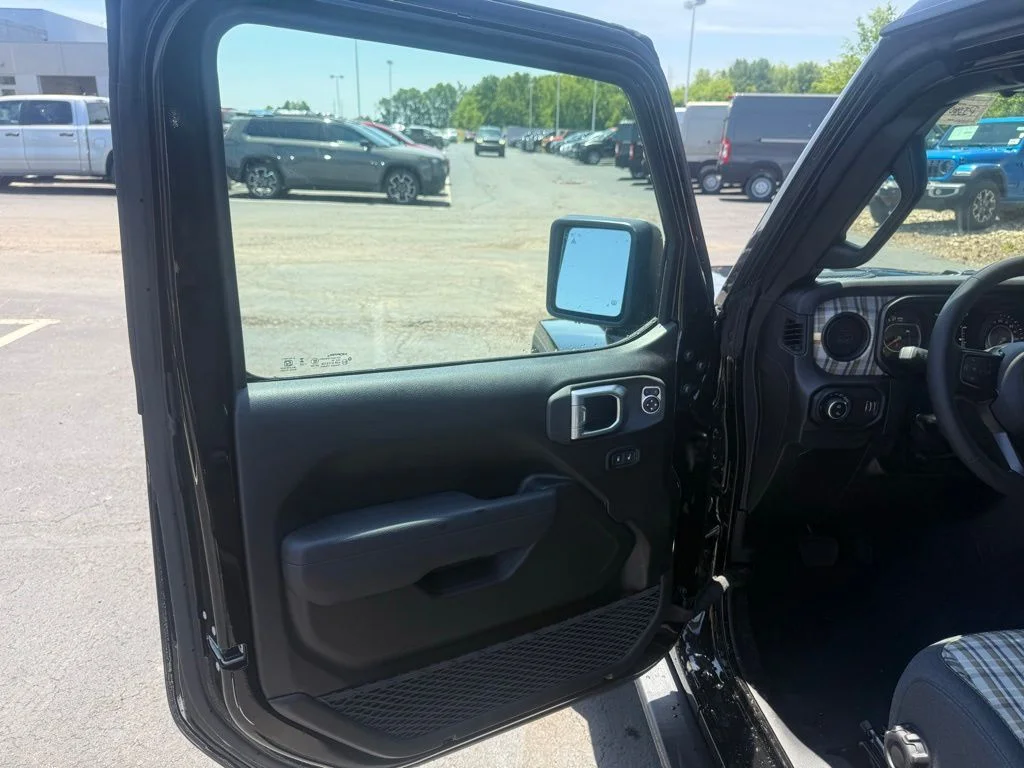 New 2026 Black Clear-Coat Exterior Paint Jeep 85th Anniversary Edition image 13