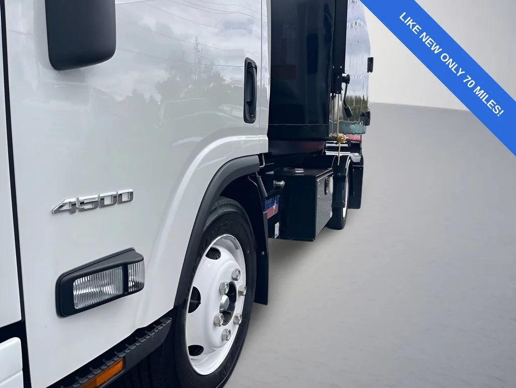 Used 2024 Arc White Chevrolet 1WT image 31