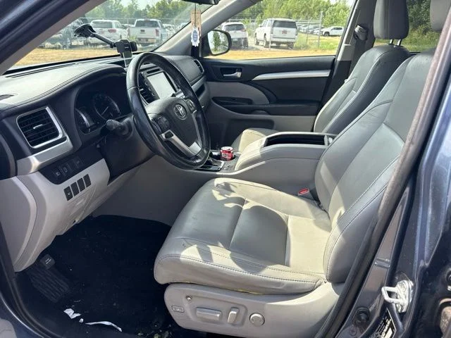 Used 2018 Blue Toyota XLE image 9