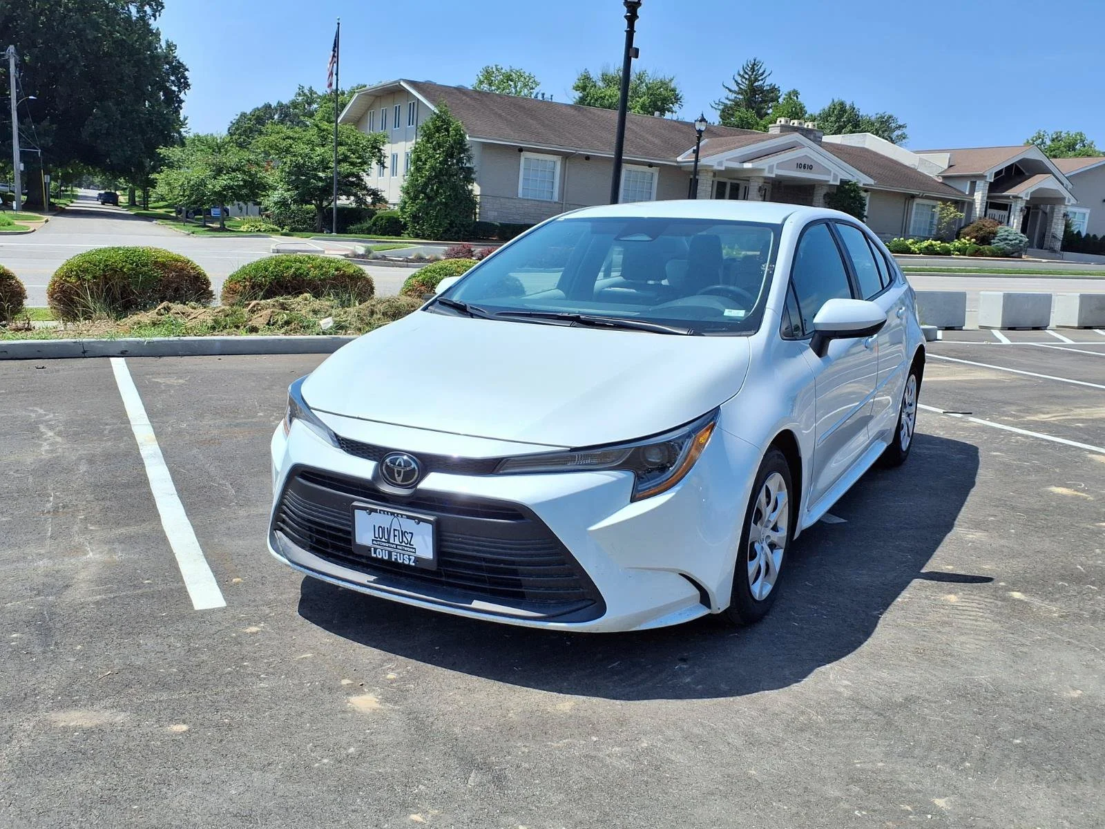 Certified Used 2025 Pearl Toyota LE image 27