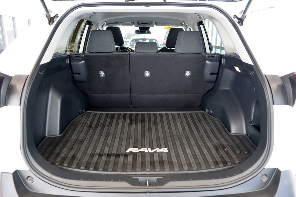 2020 Toyota RAV4 LE - Photo 28