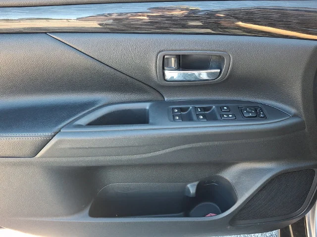 Used 2017 Silver Mitsubishi SEL image 13
