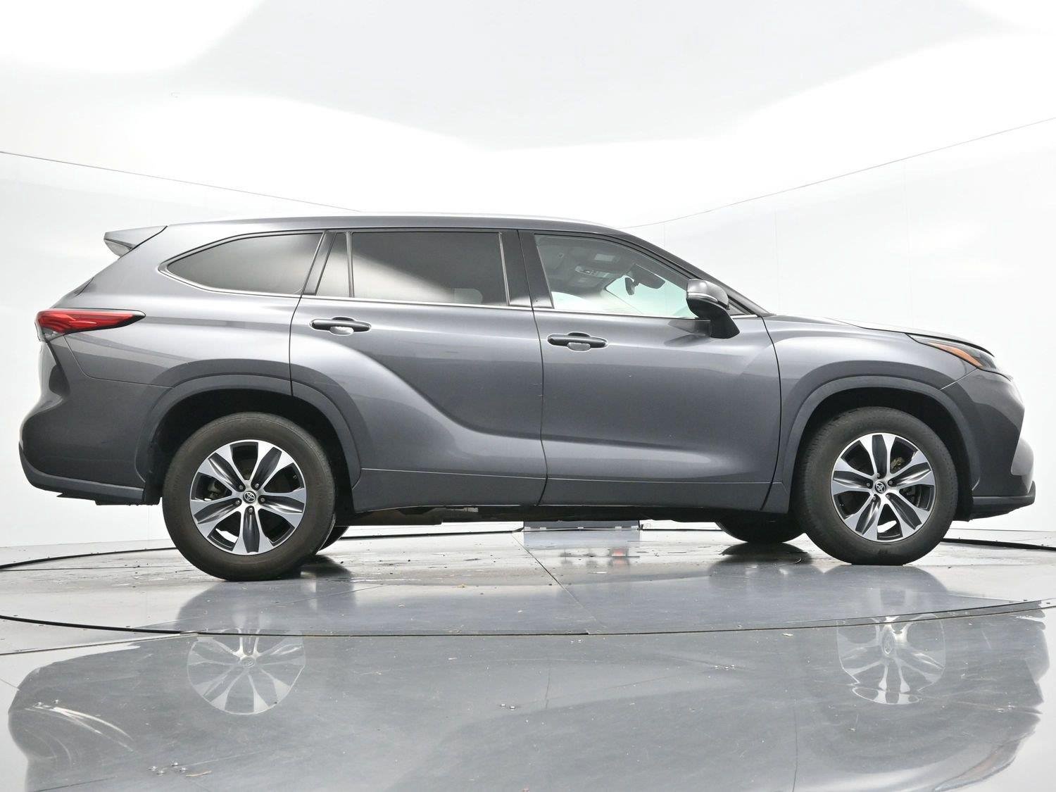Used 2022 Magnetic Gray Metallic Toyota XLE image 59
