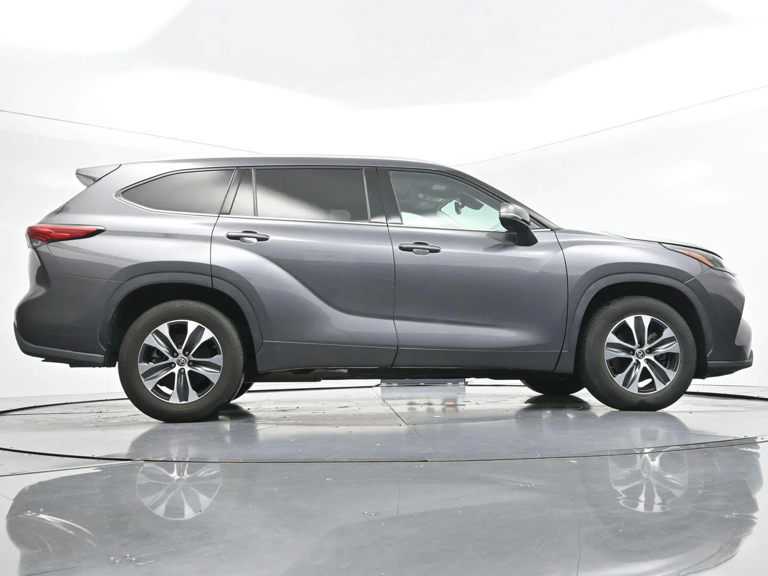 Used 2022 Magnetic Gray Metallic Toyota XLE image 59