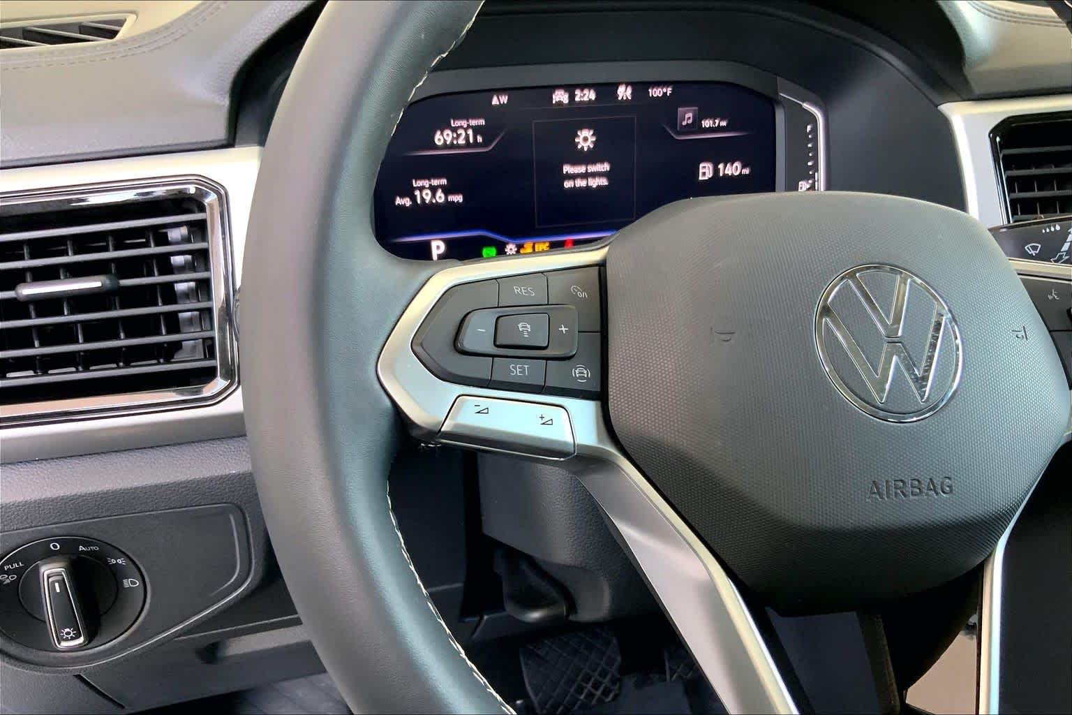 Used 2023 Pure White Volkswagen 3.6L V6 SE w/Technology image 24