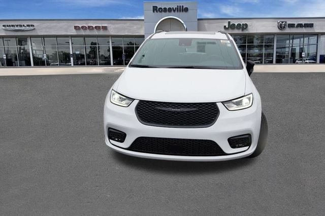 New 2026 Bright White Clear-Coat Exterior Paint Chrysler Limited image 8