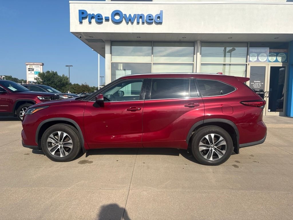 Used 2020 Pearl Toyota XLE image 7