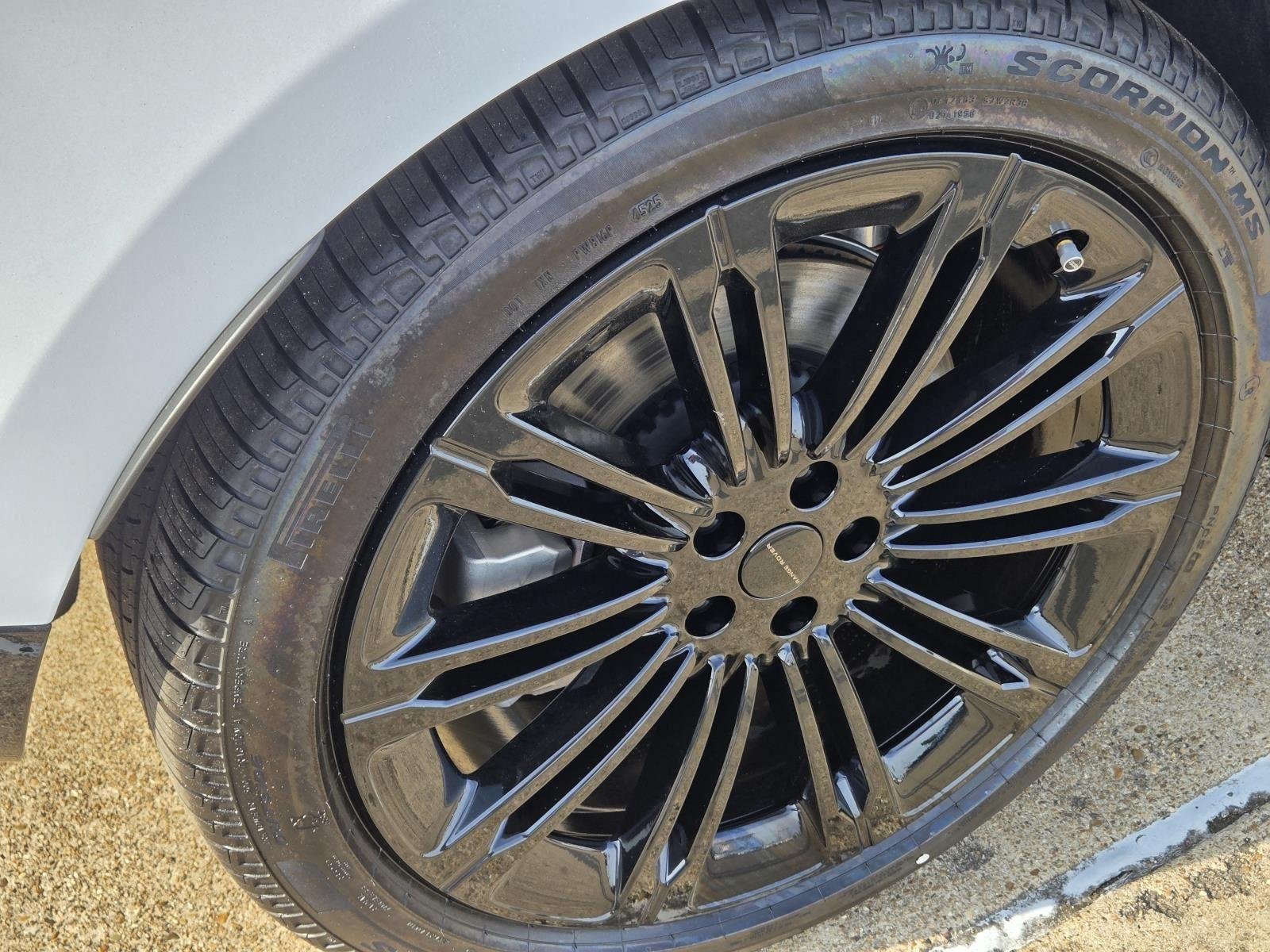 New 2026 Fuji White Land Rover SE image 8