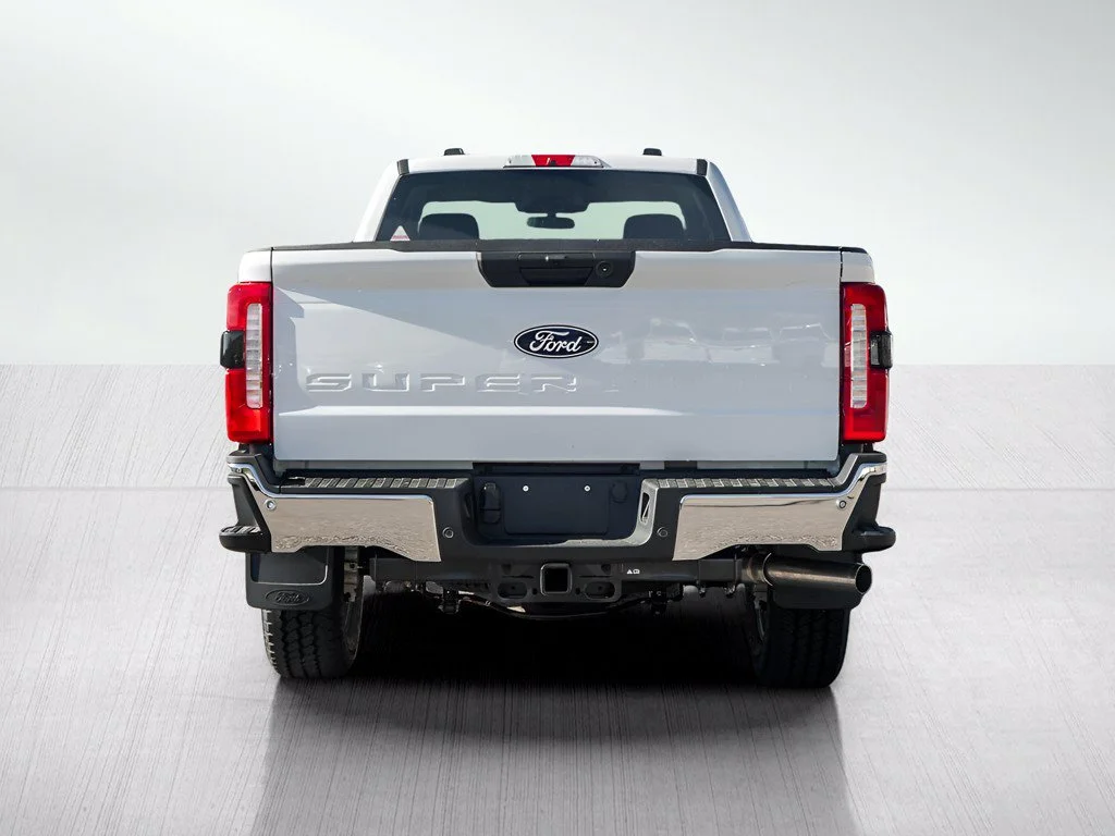 New 2027 Oxford White Ford F-350® XLT image 4